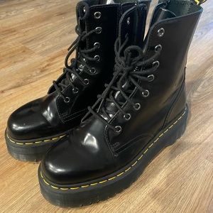 PLATFORM DOC MARTENS BARELY WORN